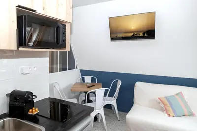 Télévision ou salle de divertissement dans l'établissement Nets Inn - Buttes Chaumont