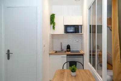 Cuisine ou kitchenette dans l'établissement Nets Inn - Buttes Chaumont