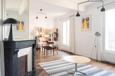 Coin salon dans l'établissement Bright and charming apartment