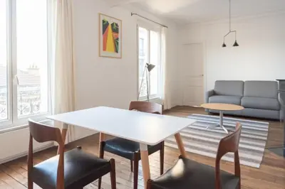 Coin salon dans l'établissement Bright and charming apartment