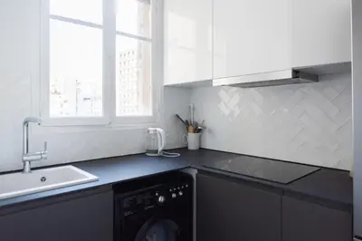 Cuisine ou kitchenette dans l'établissement Bright and charming apartment