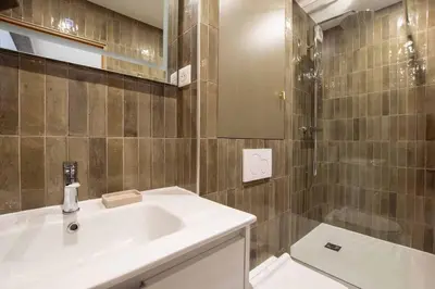 Salle de bains dans l'établissement Sentier Historical Center II Luxury Design Apartment 3BR-8P
