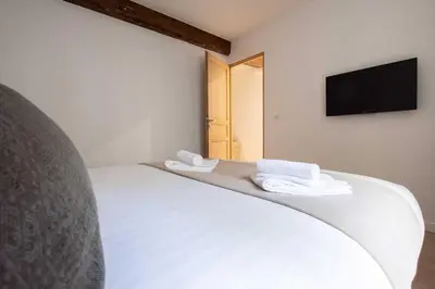Un ou plusieurs lits dans un hébergement de l'établissement Sentier Historical Center II Luxury Design Apartment 3BR-8P