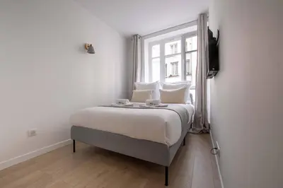 Un ou plusieurs lits dans un hébergement de l'établissement Sentier Historical Center II Luxury Design Apartment 3BR-8P