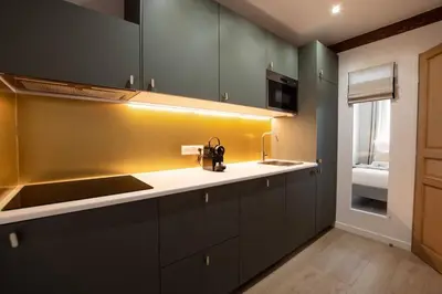 Cuisine ou kitchenette dans l'établissement Sentier Historical Center II Luxury Design Apartment 3BR-8P