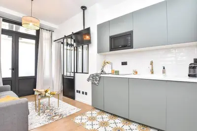 Cuisine ou kitchenette dans l'établissement Charming Flat in Montmartre - Imhost