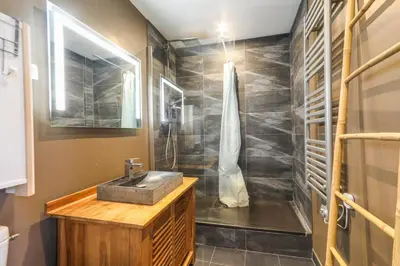 Salle de bains dans l'établissement Appartement Heinrich - Welkeys