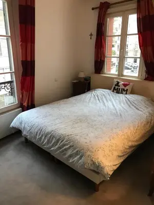 Un ou plusieurs lits dans un hébergement de l'établissement Superbe maison individuelle dans Paris