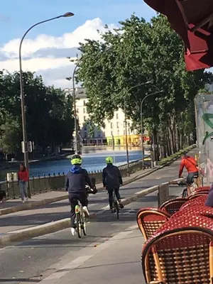Clients de l'établissement Paris, au bord du Canal Saint Martin