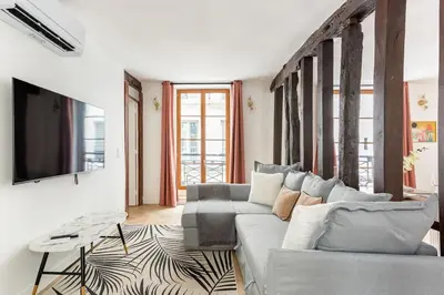 Télévision ou salle de divertissement dans l'établissement SophieStay - Contemporary Apt- King Size Bed