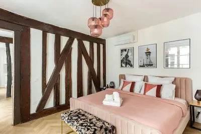 Un ou plusieurs lits dans un hébergement de l'établissement SophieStay - Contemporary Apt- King Size Bed