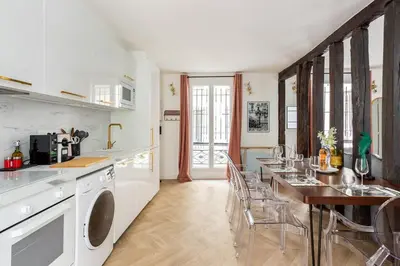Cuisine ou kitchenette dans l'établissement SophieStay - Contemporary Apt- King Size Bed