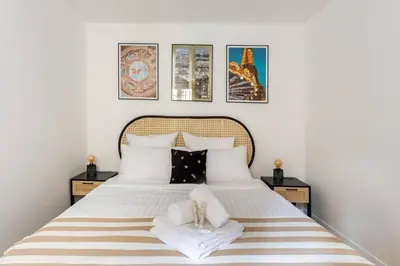 Un ou plusieurs lits dans un hébergement de l'établissement SophieStay - Contemporary Apt- King Size Bed
