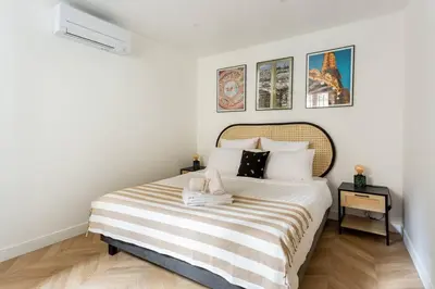 Un ou plusieurs lits dans un hébergement de l'établissement SophieStay - Contemporary Apt- King Size Bed