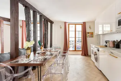 Cuisine ou kitchenette dans l'établissement SophieStay - Contemporary Apt- King Size Bed