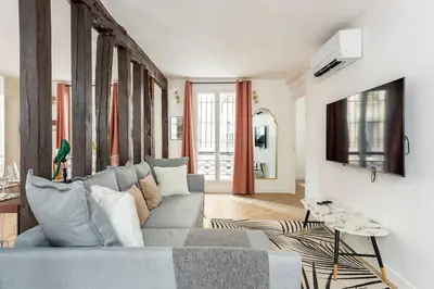 Télévision ou salle de divertissement dans l'établissement SophieStay - Contemporary Apt- King Size Bed