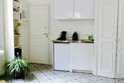 Cuisine ou kitchenette dans l'établissement Elegant flat in the historic center of Paris
