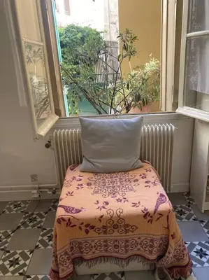 Coin salon dans l'établissement Elegant flat in the historic center of Paris