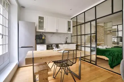 Cuisine ou kitchenette dans l'établissement Magnifique appartement proche Tour Eiffel