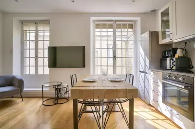 Cuisine ou kitchenette dans l'établissement Magnifique appartement proche Tour Eiffel