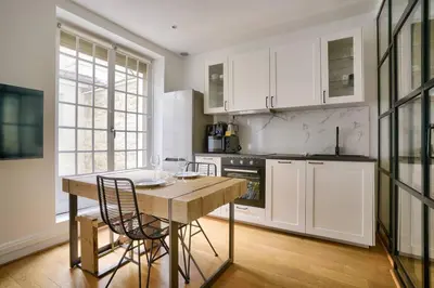 Cuisine ou kitchenette dans l'établissement Magnifique appartement proche Tour Eiffel
