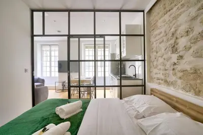 Un ou plusieurs lits dans un hébergement de l'établissement Magnifique appartement proche Tour Eiffel