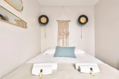 Un ou plusieurs lits dans un hébergement de l'établissement Cozy and practical apt in Paris Center