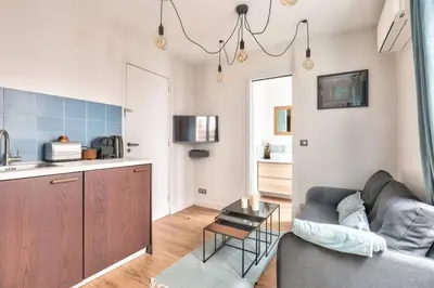 Cuisine ou kitchenette dans l'établissement Cozy and practical apt in Paris Center