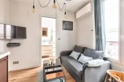 Télévision ou salle de divertissement dans l'établissement Cozy and practical apt in Paris Center