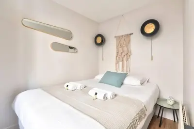 Un ou plusieurs lits dans un hébergement de l'établissement Cozy and practical apt in Paris Center