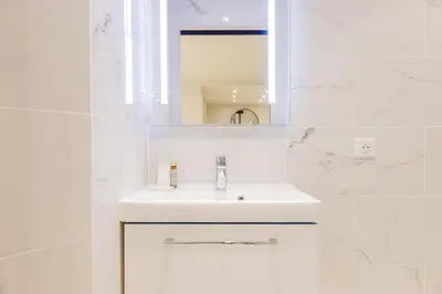 Salle de bains dans l'établissement Amazing apartment 2BR6P - BastilleVoltaire