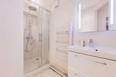 Salle de bains dans l'établissement Amazing apartment 2BR6P - BastilleVoltaire