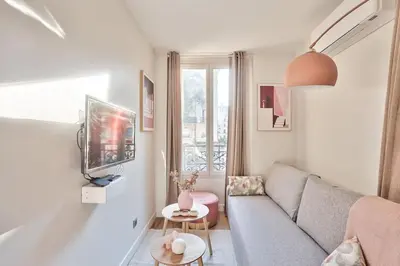 Télévision ou salle de divertissement dans l'établissement Cozy Apartment Paris Center for 3