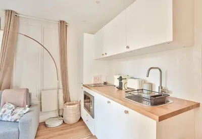 Cuisine ou kitchenette dans l'établissement Cozy Apartment Paris Center for 3