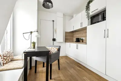 Cuisine ou kitchenette dans l'établissement Bright top floor studio near Pere Lachaise