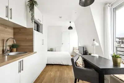 Cuisine ou kitchenette dans l'établissement Bright top floor studio near Pere Lachaise