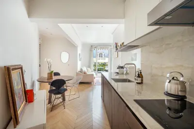 Cuisine ou kitchenette dans l'établissement Superb studio with terrasse & 24-7 security in the heart of Paris!
