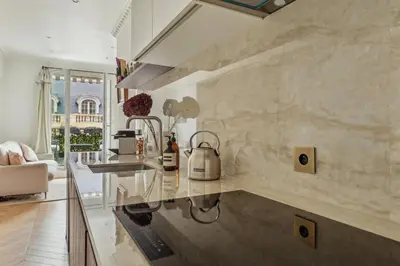 Cuisine ou kitchenette dans l'établissement Superb studio with terrasse & 24-7 security in the heart of Paris!