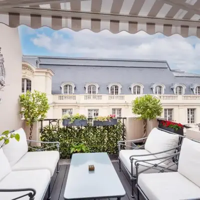 Superb studio with terrasse & 24-7 security in the heart of Paris!
