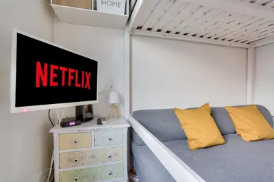 Télévision ou salle de divertissement dans l'établissement Studio - Appartement Quartier Tour Eiffel 3 Free Netflix
