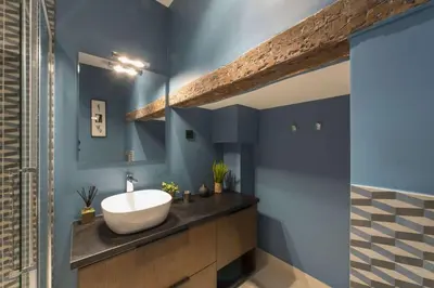 Salle de bains dans l'établissement Contrevents