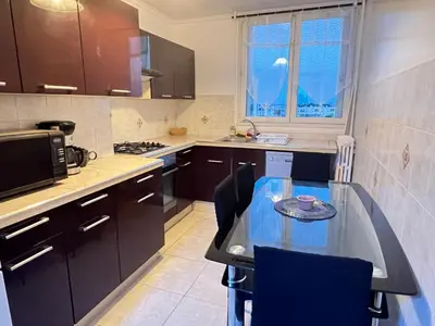 Cuisine ou kitchenette dans l'établissement Bel appartement proche Paris métro 4