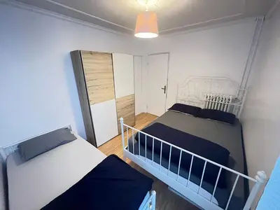 Un ou plusieurs lits dans un hébergement de l'établissement Bel appartement proche Paris métro 4