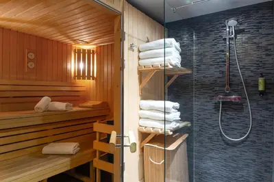Salle de bains dans l'établissement Helussi Hôtel