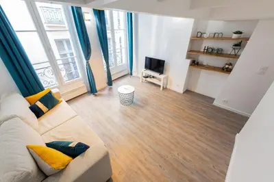 Télévision ou salle de divertissement dans l'établissement Le Loft Latin - Heart of Latin Quarter