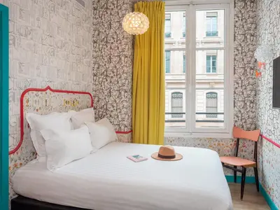 Un ou plusieurs lits dans un hébergement de l'établissement Hôtel Crayon Rouge - Louvre Palais Royal