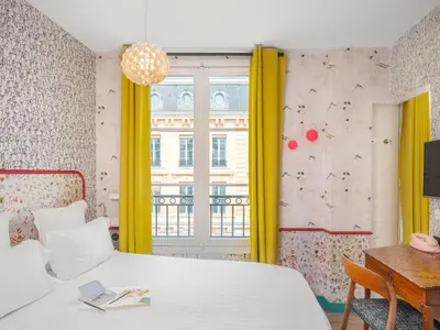 Un ou plusieurs lits dans un hébergement de l'établissement Hôtel Crayon Rouge - Louvre Palais Royal