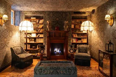 Bibliothèque dans l'hôtel
