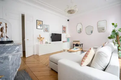 Télévision ou salle de divertissement dans l'établissement GuestReady - A classic touch of Parisian glamour