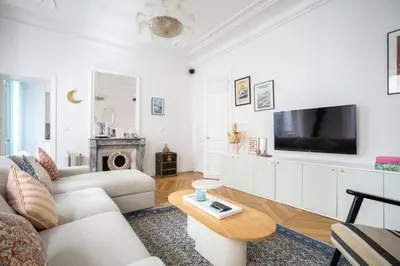 Télévision ou salle de divertissement dans l'établissement GuestReady - A classic touch of Parisian glamour